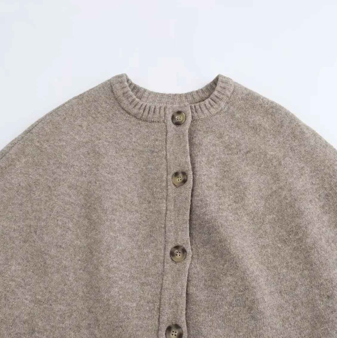 LM | Elegant button cape