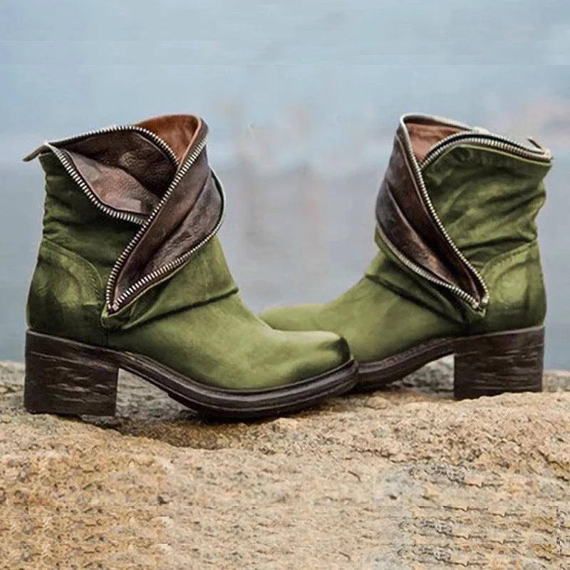 LM | Elegant, fold-over ankle boots with zipper