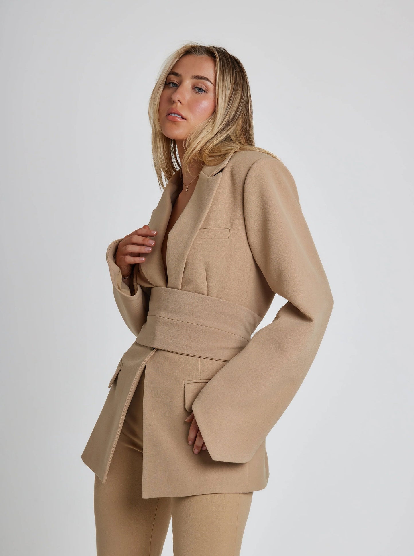 LM | Elegant blazer with belt