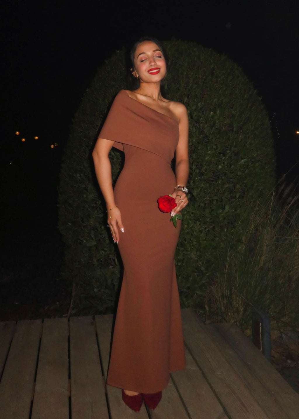 Beautifully Finished Dress in a Timeless Design