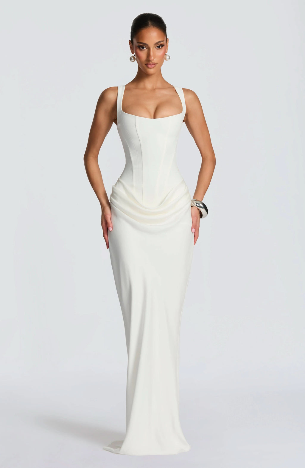 Well Tailored Dress with a Graceful Silhouette