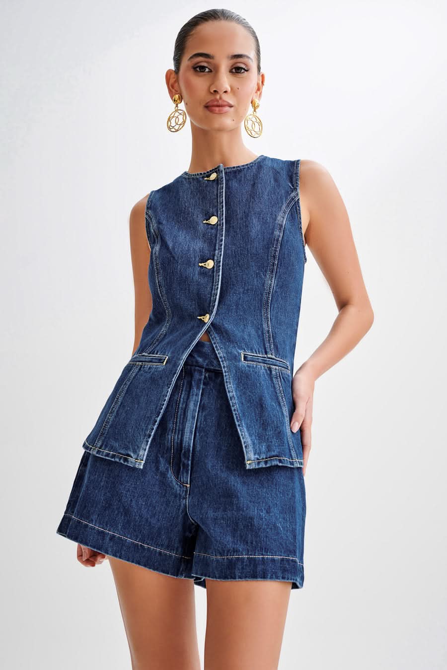 Well Tailored Top with a Graceful Silhouette