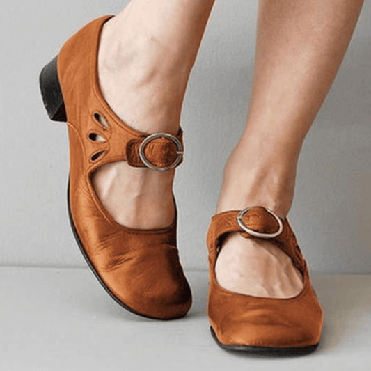 LM | Shoes with low heels and buckle