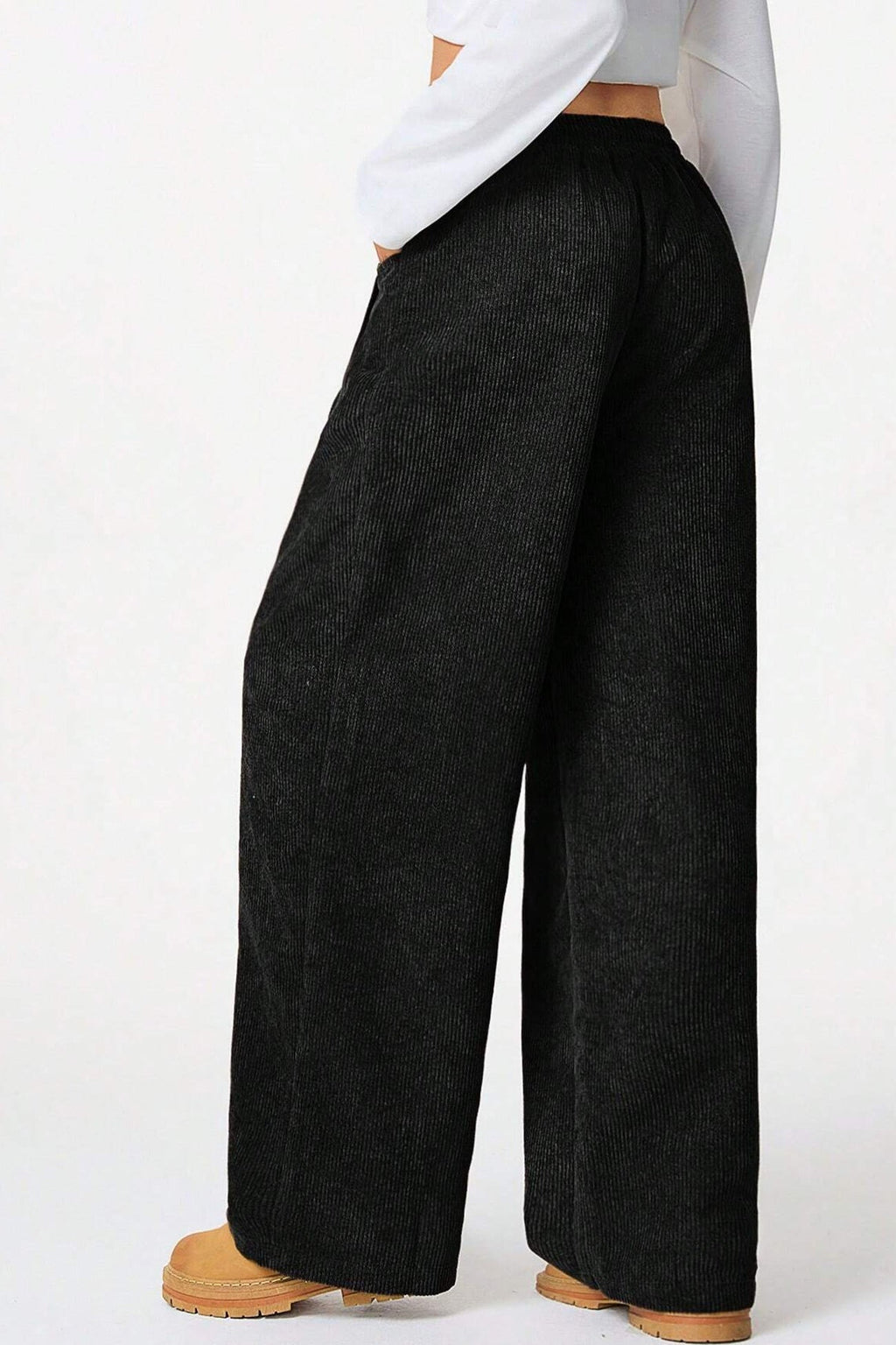 Effortlessly Elegant Pants with a Timeless Design