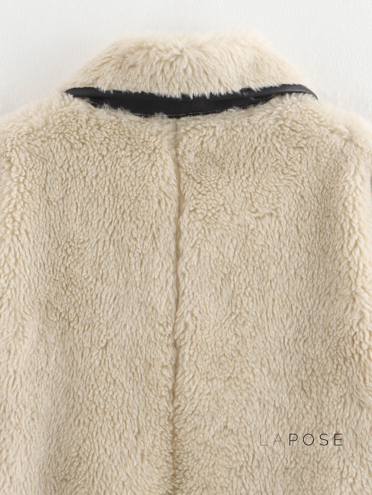 Effortlessly Elegant Coat with a Timeless Design