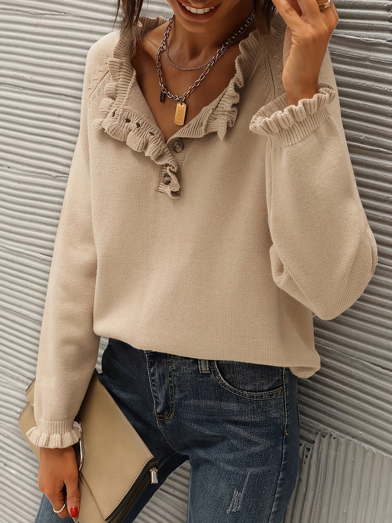 Giovanna® | V-neck sweater with ruffles at the bottom with buttons