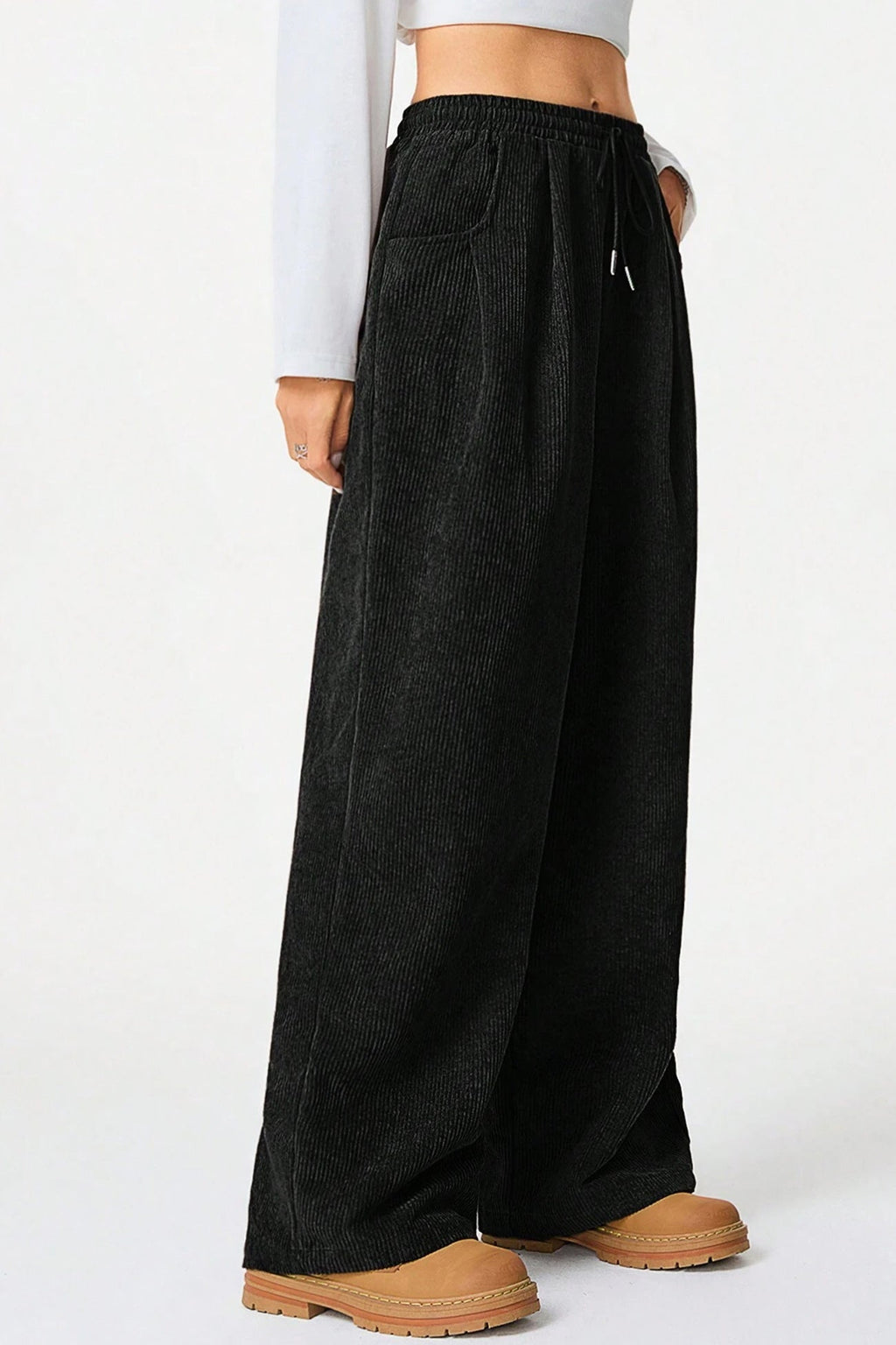 Effortlessly Elegant Pants with a Timeless Design