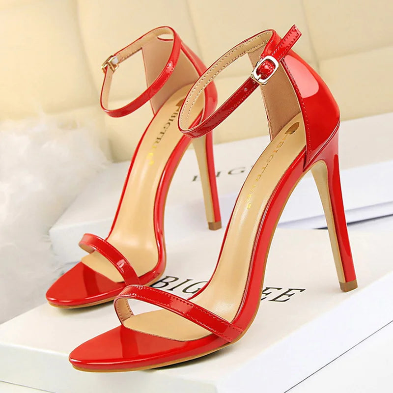 Effortlessly Elegant Heels with a Timeless Design