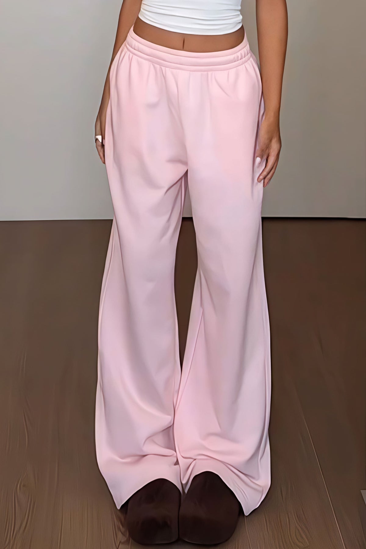 Effortlessly Elegant Pants with a Timeless Design