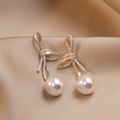 Pearl Earrings With Shiny Bow in Gold