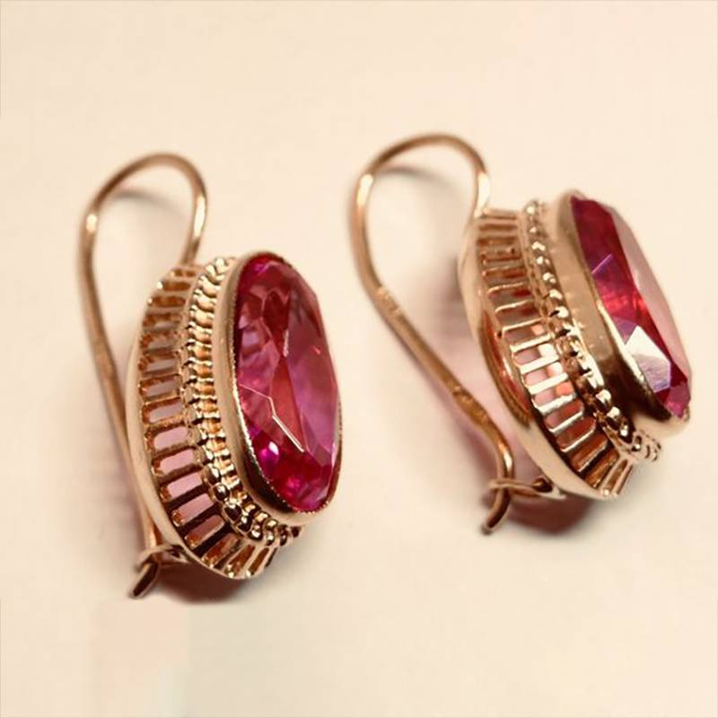 Earrings in Rose Gold With Red Crystal
